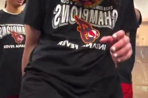 少兒不宜？！“女庫里”克拉克直播慶祝，被隊友從身后頂了一下